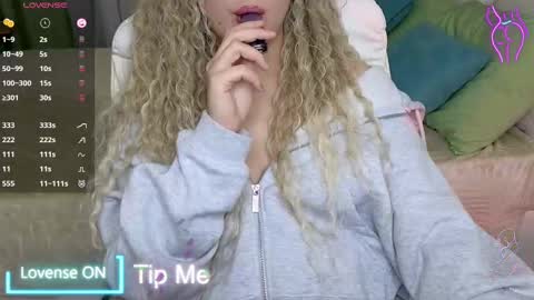 Debora online show from February 25, 2025, 9:35 pm