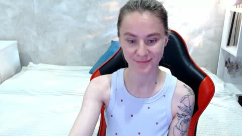 baby_kitte online show from September 30, 2025, 4:01 pm