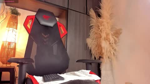 FOLLOW ME  online show from November 11, 2025, 4:23 am