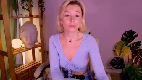 Snapshot of balerinacappuccino_ chatting on July 1, 2026, 3:30 am Elly online show from July 1, 2026, 3:30 am