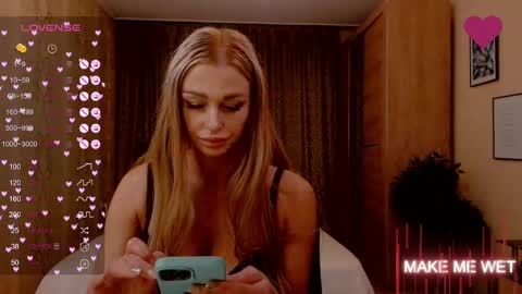 Snapshot of barbie_kiss1 chatting on December 10, 2024, 1:22 am barbie online show from December 10, 2024, 1:22 am