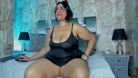 Bbwlatina01 online show from November 28, 2025, 11:24 am