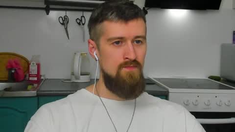 Snapshot of bearded_legend chatting on April 21, 2026, 1:42 am Zeus online show from April 21, 2026, 1:42 am
