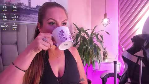 Snapshot of beauty_milf4 chatting on October 15, 2025, 11:54 am Chantall online show from October 15, 2025, 11:54 am