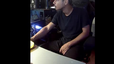 hungnheavy online show from November 23, 2025, 6:08 pm