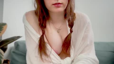 Snapshot of beeblossom chatting on September 25, 2025, 3:05 pm Mirana Blossom online show from September 25, 2025, 3:05 pm