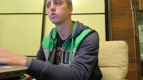 Snapshot of behindclosedeyes chatting on October 27, 2025, 5:39 pm Igor online show from October 27, 2025, 5:39 pm