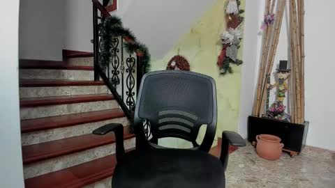 independent model online show from December 18, 2025, 5:46 am