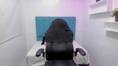 Bella online show from September 22, 2025, 1:02 pm