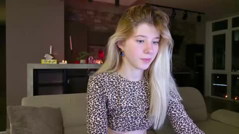 Snapshot of bella_amoury chatting on March 9, 2025, 7:05 pm Bella online show from March 9, 2025, 7:05 pm
