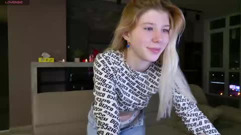 Snapshot of bella_amoury chatting on March 10, 2025, 6:12 pm Bella online show from March 10, 2025, 6:12 pm