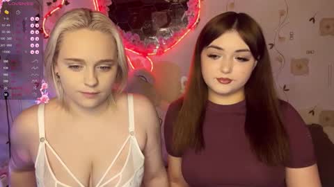bella_and_alice online show from November 19, 2025, 2:17 pm