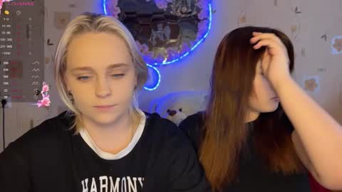 bella_and_alice online show from December 4, 2025, 10:13 am