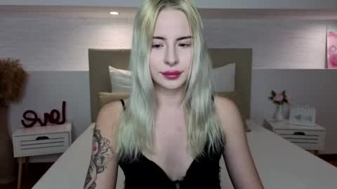 Snapshot of bella_crazyy chatting on June 17, 2026, 9:27 pm Bella online show from June 17, 2026, 9:27 pm