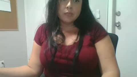 Snapshot of bella_dulce chatting on November 4, 2025, 10:42 pm bella_dulce online show from November 4, 2025, 10:42 pm