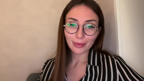 bella_foxxi online show from December 4, 2024, 6:28 pm