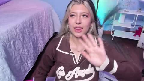  Bella  online show from January 5, 2026, 7:39 pm