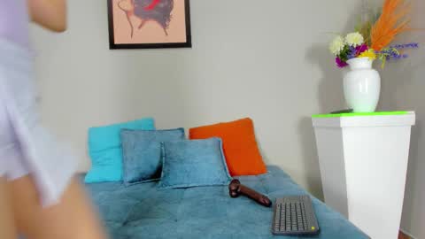 bella_sstone online show from November 6, 2025, 11:33 am