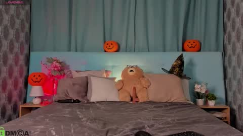 Snapshot of bella_stewartt chatting on October 31, 2025, 12:33 am Bella online show from October 31, 2025, 12:33 am