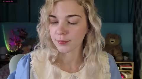 Snapshot of bella_stewartt chatting on November 10, 2025, 12:42 am Bella online show from November 10, 2025, 12:42 am