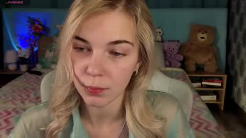 Snapshot of bella_stewartt chatting on November 17, 2025, 12:49 am Bella online show from November 17, 2025, 12:49 am