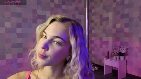 Snapshot of bella_stewartt chatting on November 19, 2025, 12:54 am Bella online show from November 19, 2025, 12:54 am