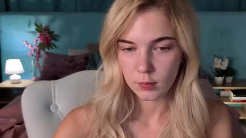 Snapshot of bella_stewartt chatting on November 30, 2025, 8:18 am Bella online show from November 30, 2025, 8:18 am