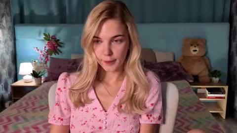 Snapshot of bella_stewartt chatting on December 1, 2025, 12:15 am Bella online show from December 1, 2025, 12:15 am