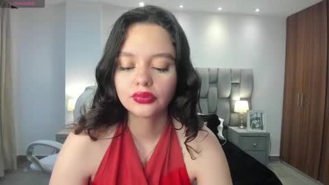  Bella Hadid  online show from February 7, 2025, 11:34 am