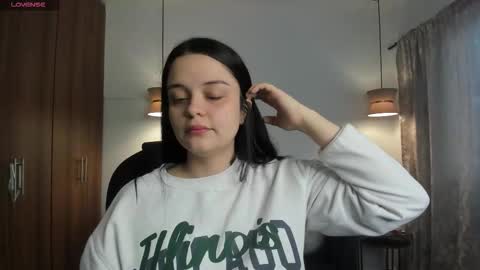  Bella Hadid  online show from October 8, 2025, 11:19 am