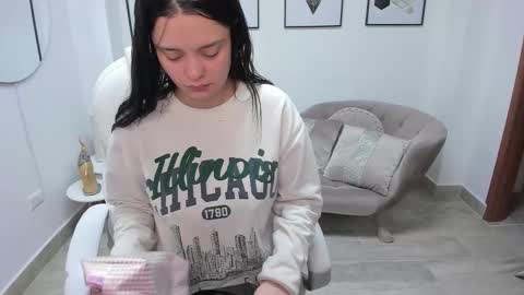  Bella Hadid  online show from October 17, 2025, 11:24 am