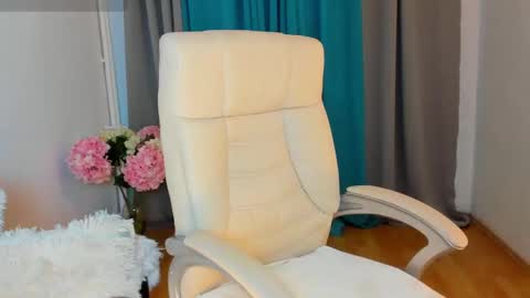 BellaAnna online show from February 12, 2025, 12:44 pm