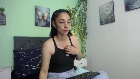 Snapshot of bellamarquez_ chatting on October 25, 2025, 3:07 pm Bella online show from October 25, 2025, 3:07 pm