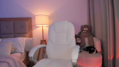 Snapshot of bellamia_ chatting on October 4, 2025, 11:58 pm Bella Mia online show from October 4, 2025, 11:58 pm