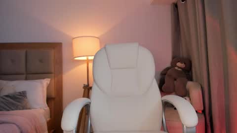 Snapshot of bellamia_ chatting on October 17, 2025, 3:53 am Bella Mia online show from October 17, 2025, 3:53 am