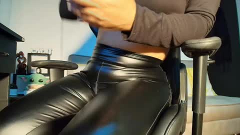 Snapshot of bellangel_ chatting on February 9, 2025, 11:25 pm Camille online show from February 9, 2025, 11:25 pm
