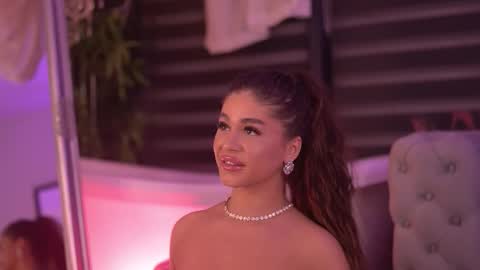 Bella online show from December 13, 2025, 7:53 pm