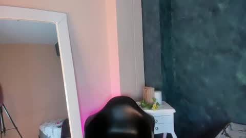 bellarooux online show from November 10, 2025, 12:15 pm