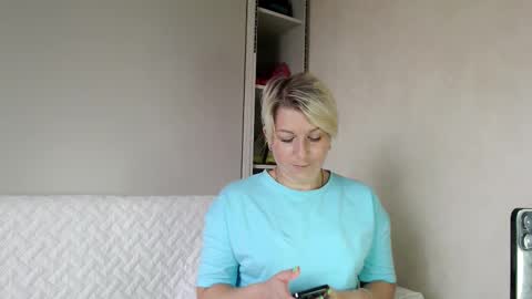 Bella online show from October 15, 2025, 6:02 am