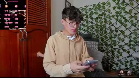 Snapshot of bellmontneon chatting on December 1, 2025, 11:15 am Neon online show from December 1, 2025, 11:15 am