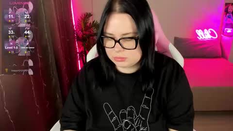 LinaBoo online show from November 17, 2025, 5:13 am