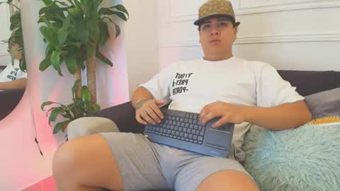 bennett_alejoo online show from October 26, 2025, 7:31 pm