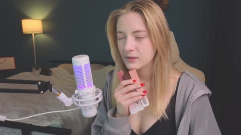 Snapshot of benty_bunny chatting on December 12, 2024, 7:37 pm Alice online show from December 12, 2024, 7:37 pm