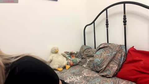 BlondeReka ITS MY 1st DAY HERE online show from December 18, 2025, 4:57 pm