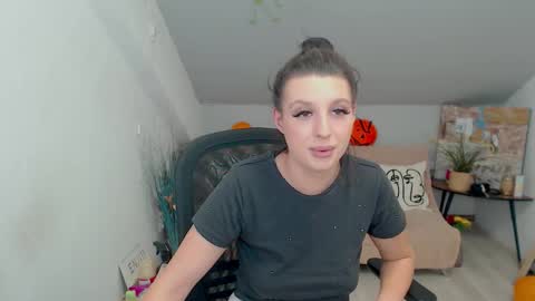 bettyjamess online show from October 29, 2025, 9:49 pm