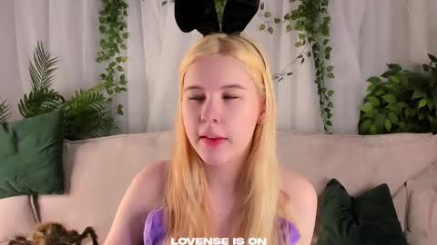 Eliz online show from October 26, 2025, 1:33 am