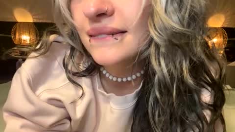 Ellie  online show from April 19, 2026, 2:33 am