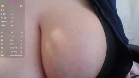 Snapshot of bigbittiesandfun chatting on October 27, 2025, 5:39 pm bigbittiesandfun online show from October 27, 2025, 5:39 pm