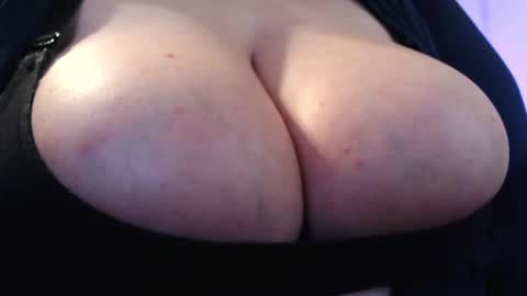 Snapshot of bigbittiesandfun chatting on April 23, 2026, 11:40 pm bigbittiesandfun online show from April 23, 2026, 11:40 pm