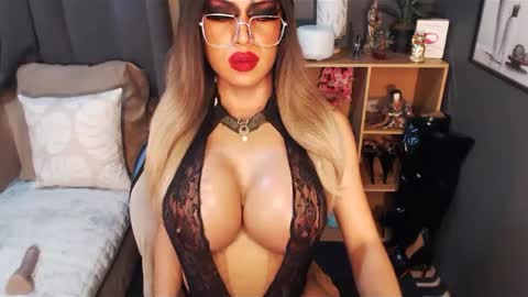 Snapshot of bigbomblhoraine chatting on February 24, 2025, 8:36 pm Loraine Cruz online show from February 24, 2025, 8:36 pm